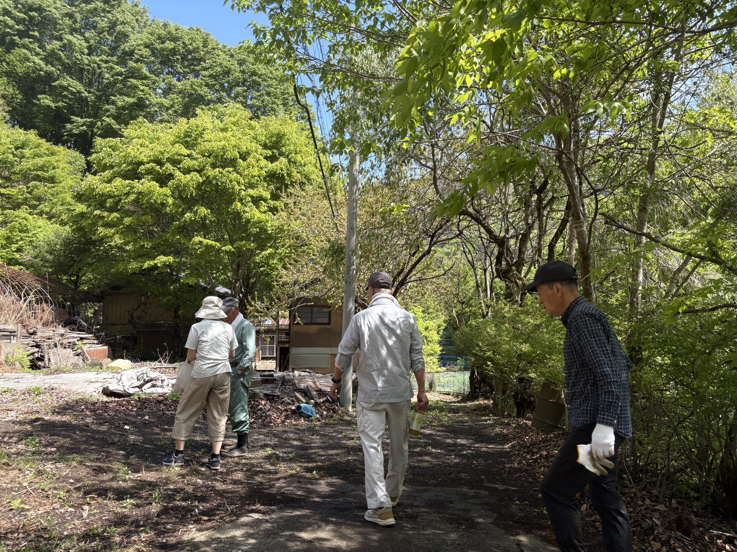山道を歩く